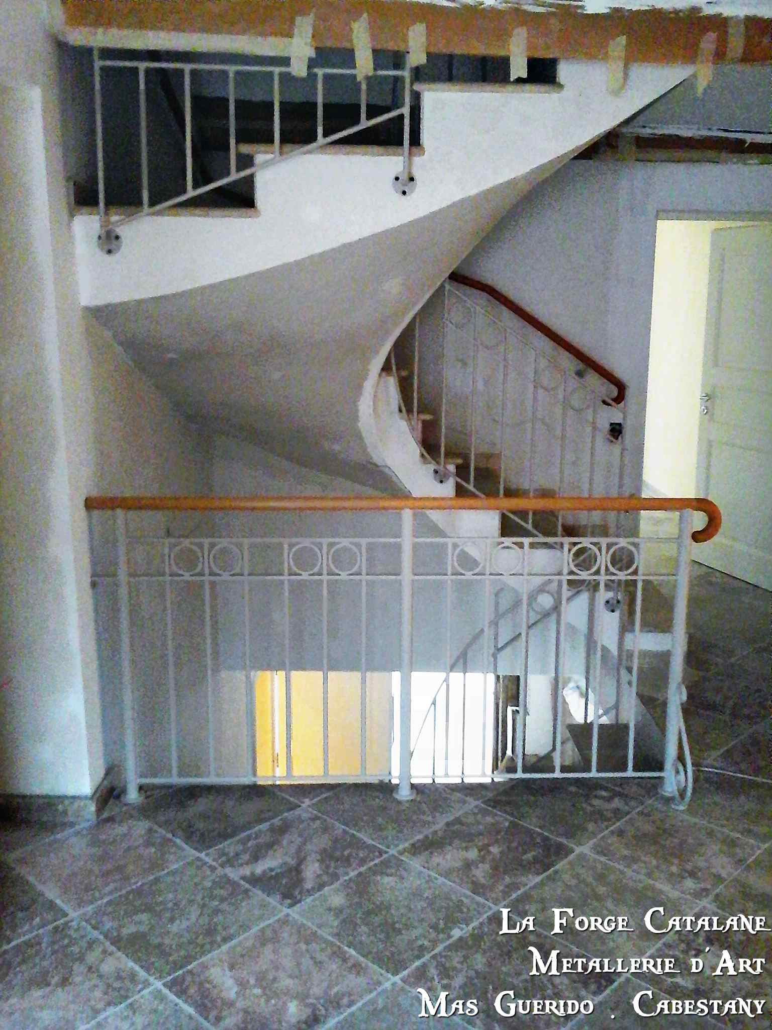 garde corps fer frise sur partie haute barreaudage vertical forge catalane.jpg